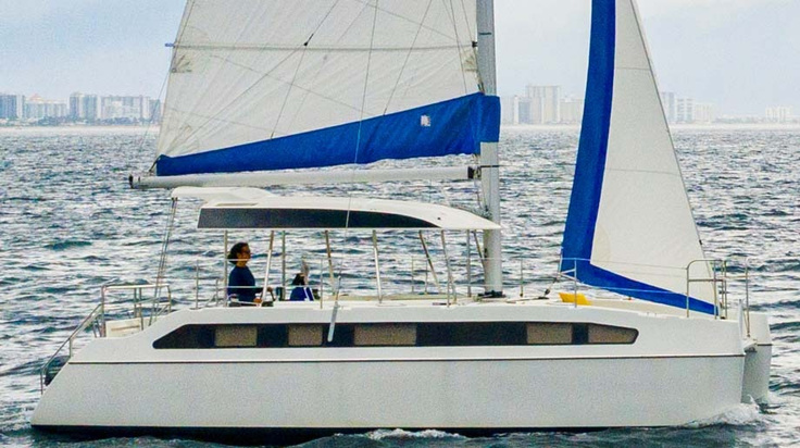 Catamaran con tripulacion